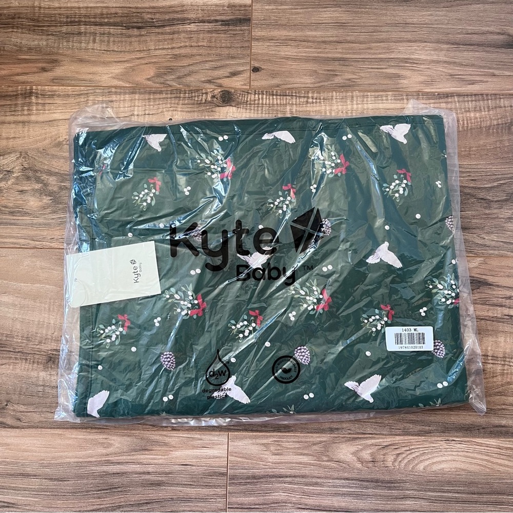 NIB Kyte Baby blanket in mistletoe